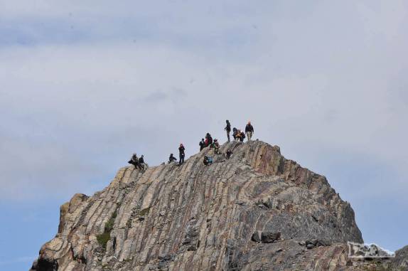 Sobre uma encosta de pedra, turistas admiram o glaciar Grey, no parque nacional Torres del Paine, no sul do Chile